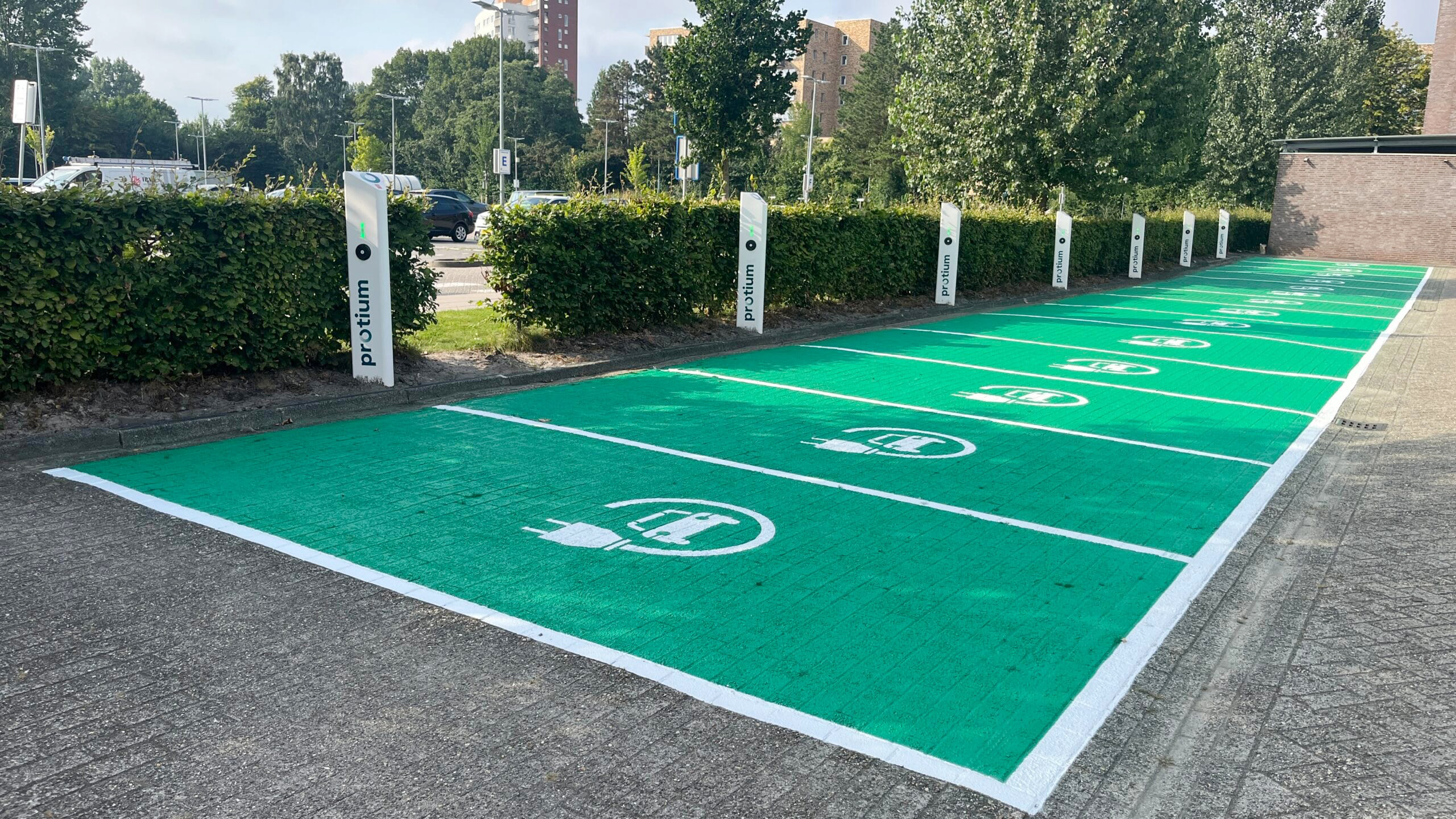Zon, laden en energieopslag: de triple play die netcongestie helpt verzachten